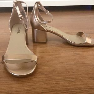 Size 8 NWOT Rose Gold Sandals